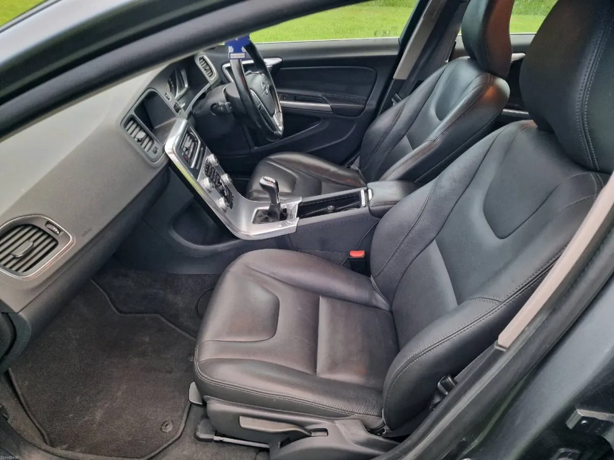 Volvo v60 - Image 2