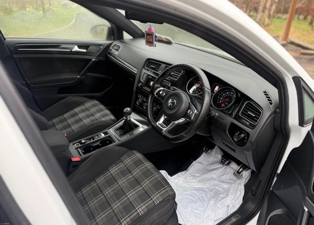 2016 Volkswagen Golf GTD - Image 5