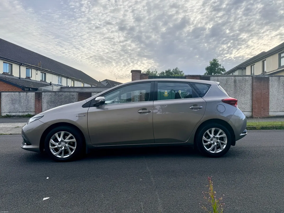 2015 Toyota Auris Hybrid Luna - Image 3