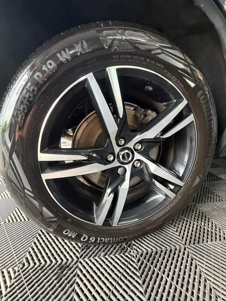 2021 Volvo XC60 T6 R-Design Recharge - Image 2