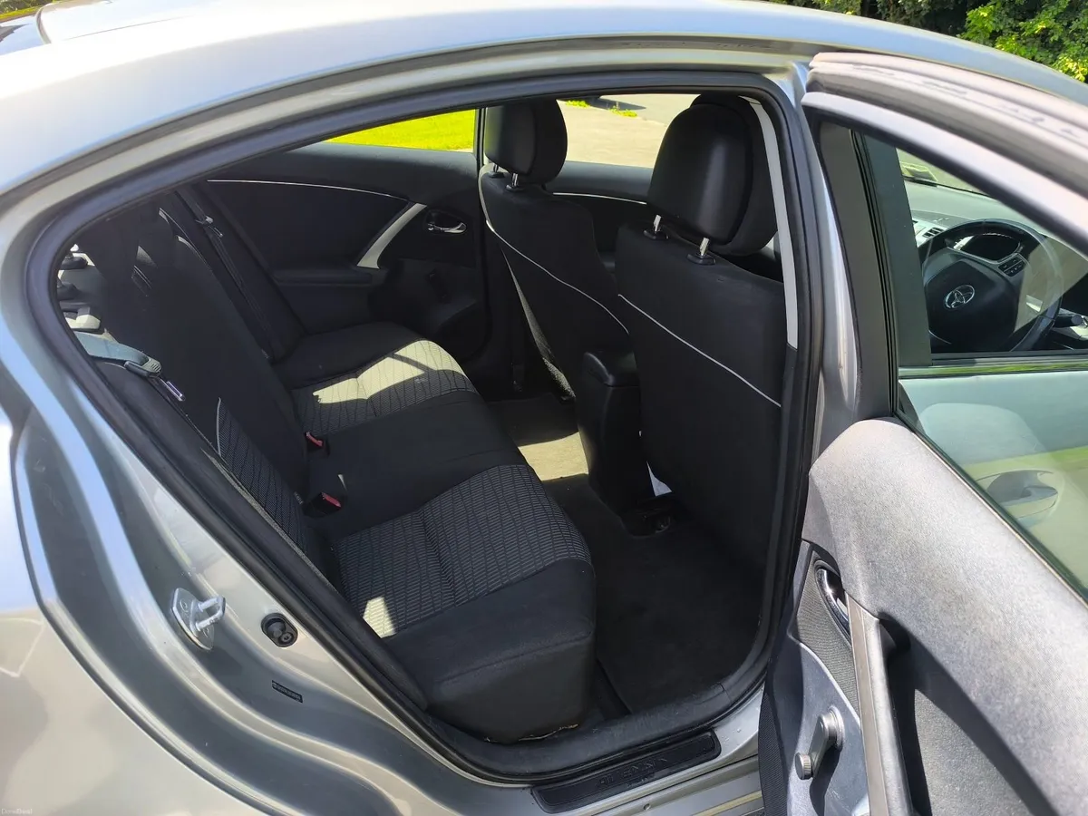 Toyota Avensis 2012 - Image 2