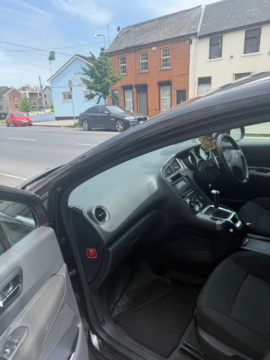 Peugeot 5008 2010 - Image 1