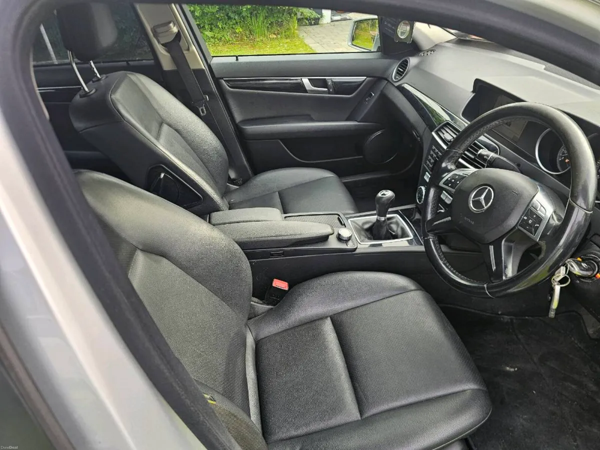 132 Mercedes C-Class diesel manual - Image 5