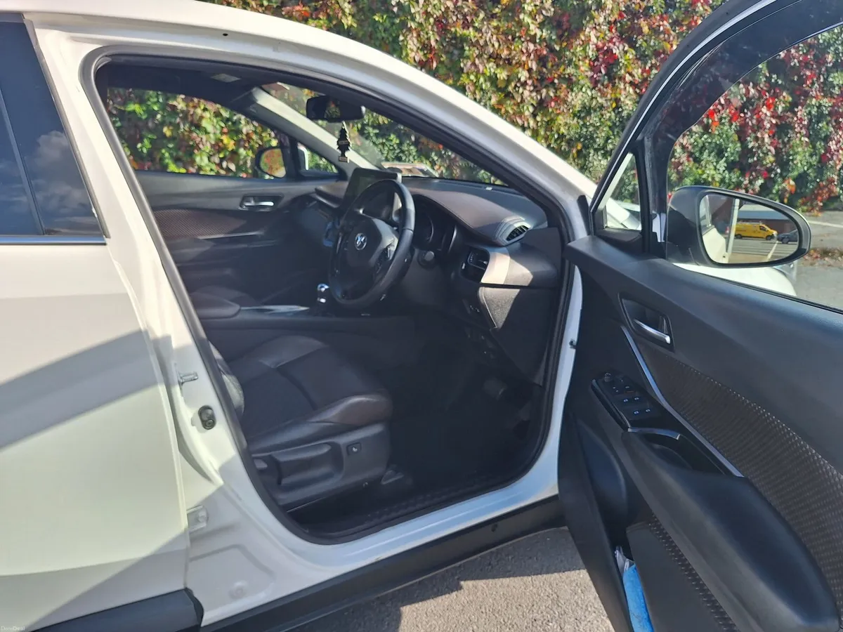 Toyota C-HR 2017 - Image 2