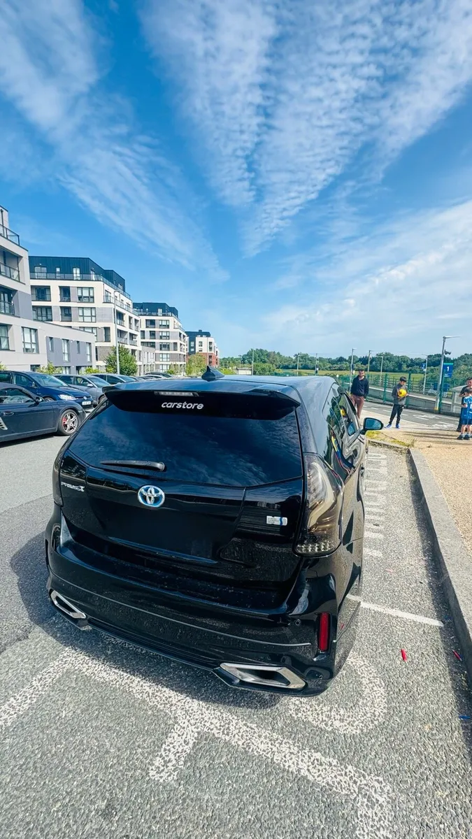 Toyota Prius Alpha 1.8 Hybrid - Image 2