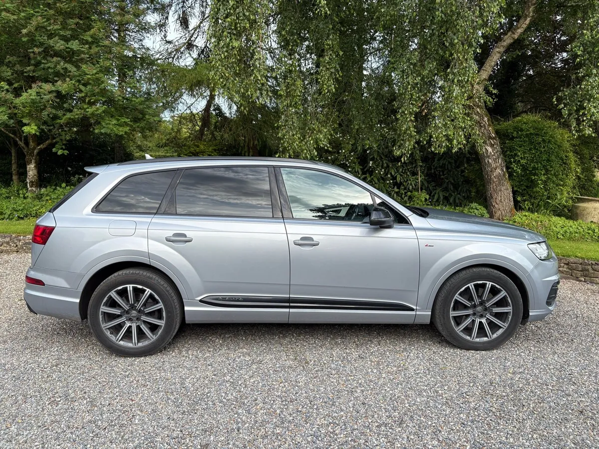 Audi Q7 BLACK EDITION. 5-seat commercial - Image 2