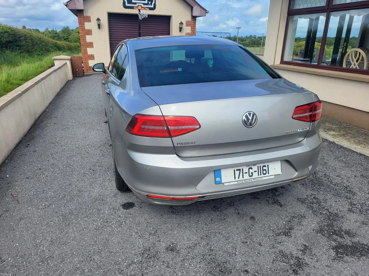 Volkswagen Passat 2017 - Image 2
