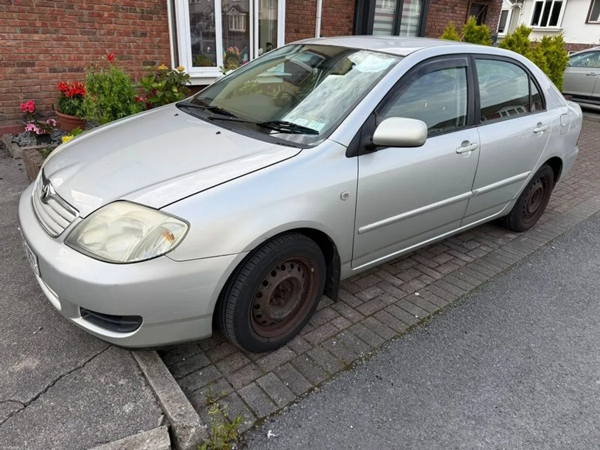 2006 Toyota Corolla with modern CarPlay - Image 1