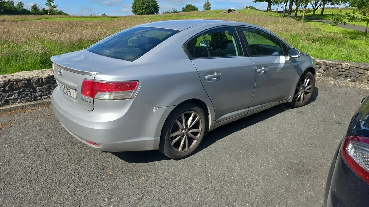 Toyota Avensis 2011 - Image 2