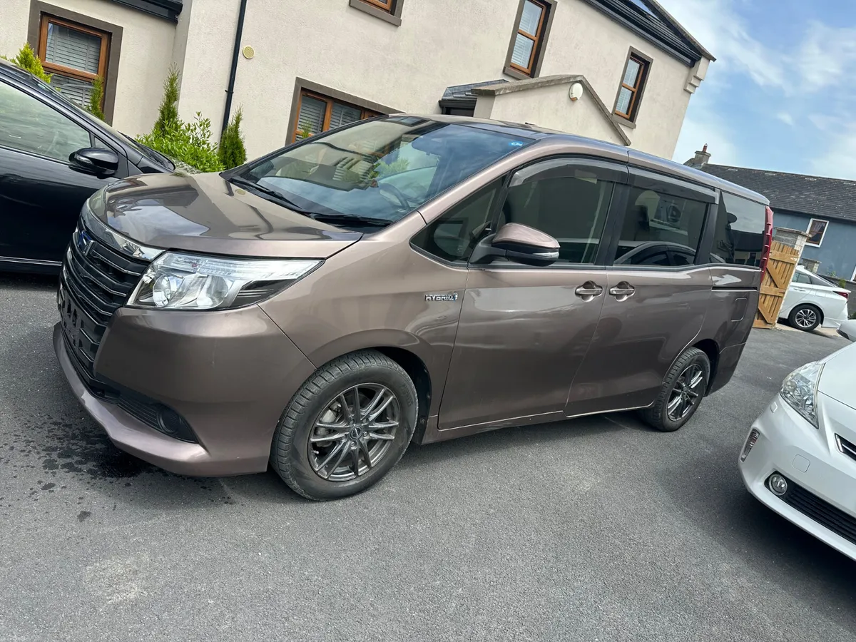 Toyota Noah – 1.8 Hybrid | 7 Seater | Captain Seat - Image 2
