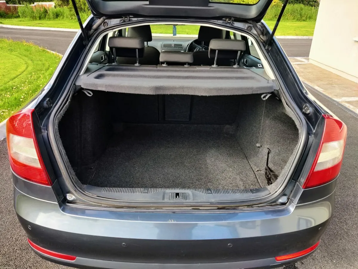 Skoda Octavia 2012 - 2.0 TDI CR Elegance Diesel - Image 3