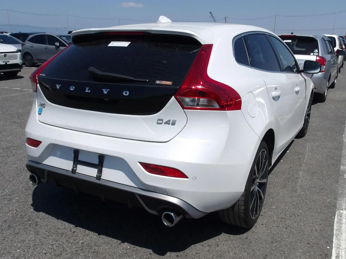 162 Volvo V40 D4 Inscription • Tan Leather - Image 3