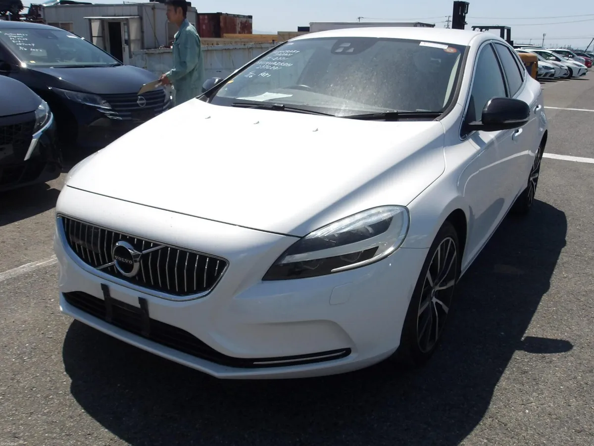 162 Volvo V40 D4 Inscription • Tan Leather - Image 2