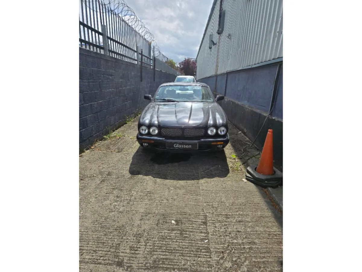 Jaguar XJ V8 AUTO SUPERCHARGED// WHAT A CAR// SUPE - Image 1