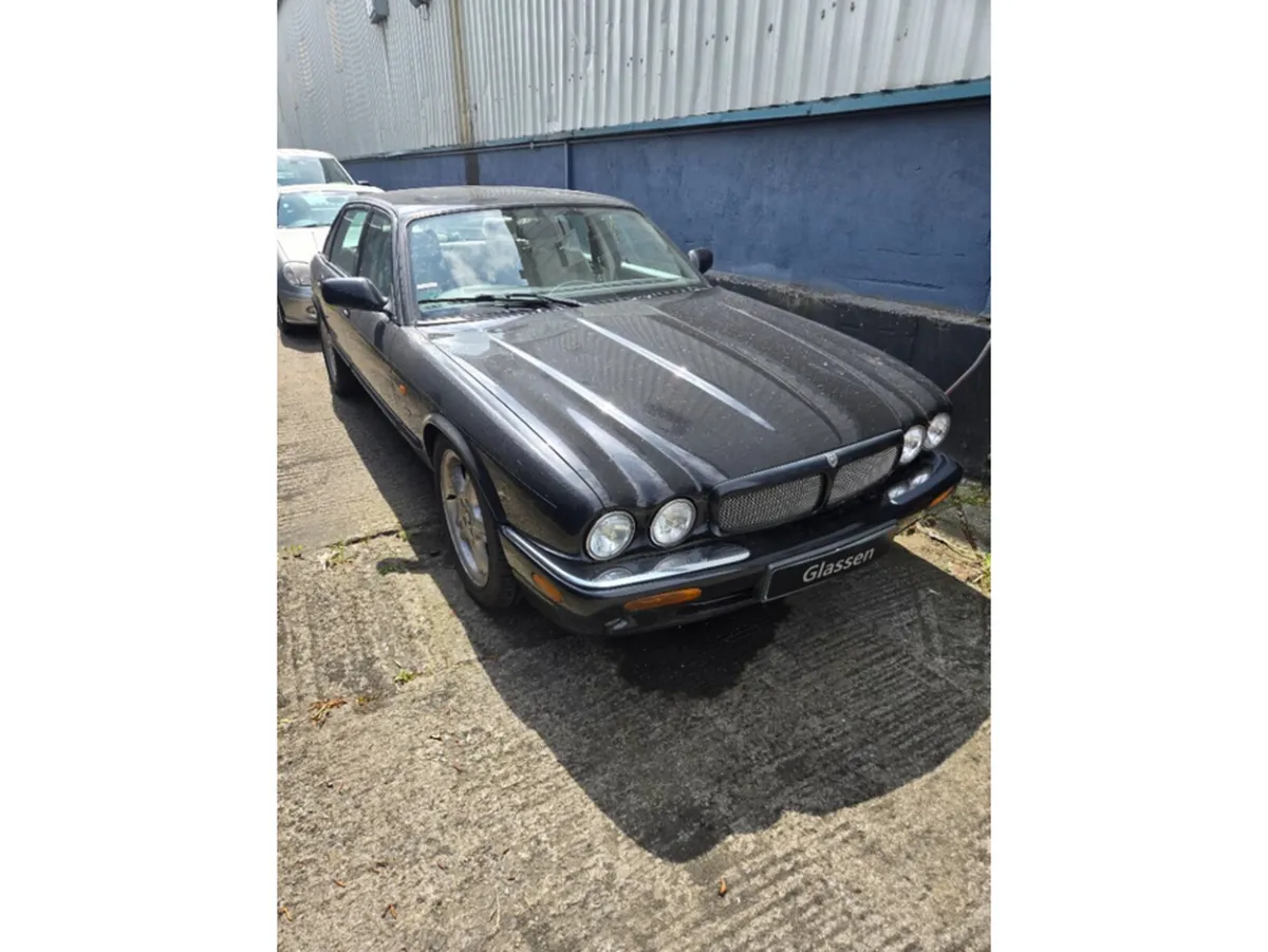 Jaguar XJ V8 AUTO SUPERCHARGED// WHAT A CAR// SUPE - Image 2