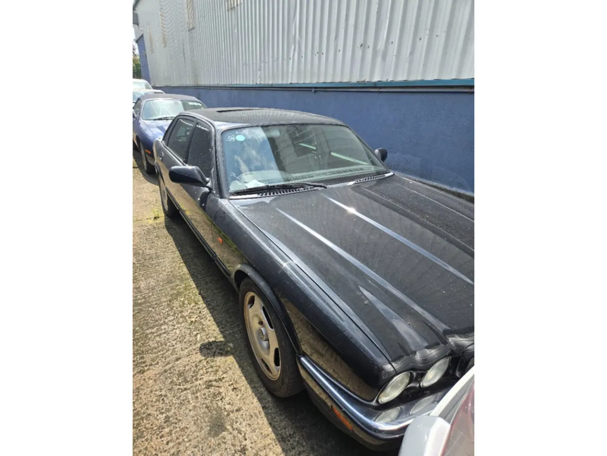Jaguar XJ V8 AUTO SUPERCHARGED// WHAT A CAR// SUPE - Image 3