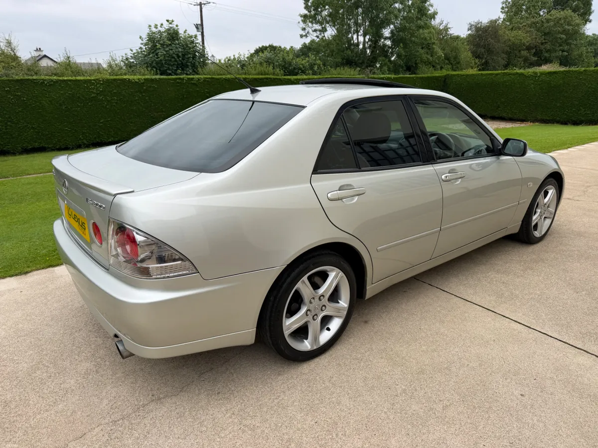 2001 LEXUS IS200 SPORT | LSD | SUNROOF | PRIVACY - Image 2