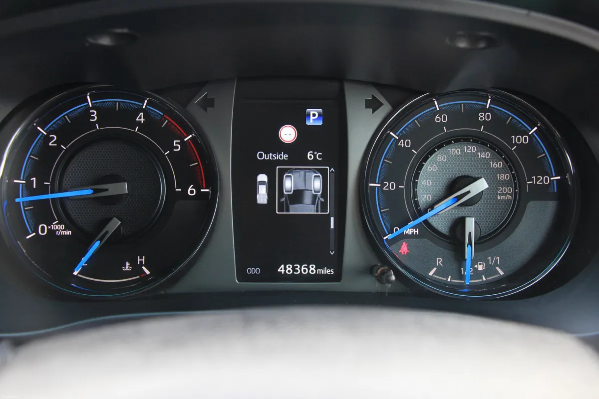 Hilux Invincible X * Auto * Low Kms * High spec - Image 3