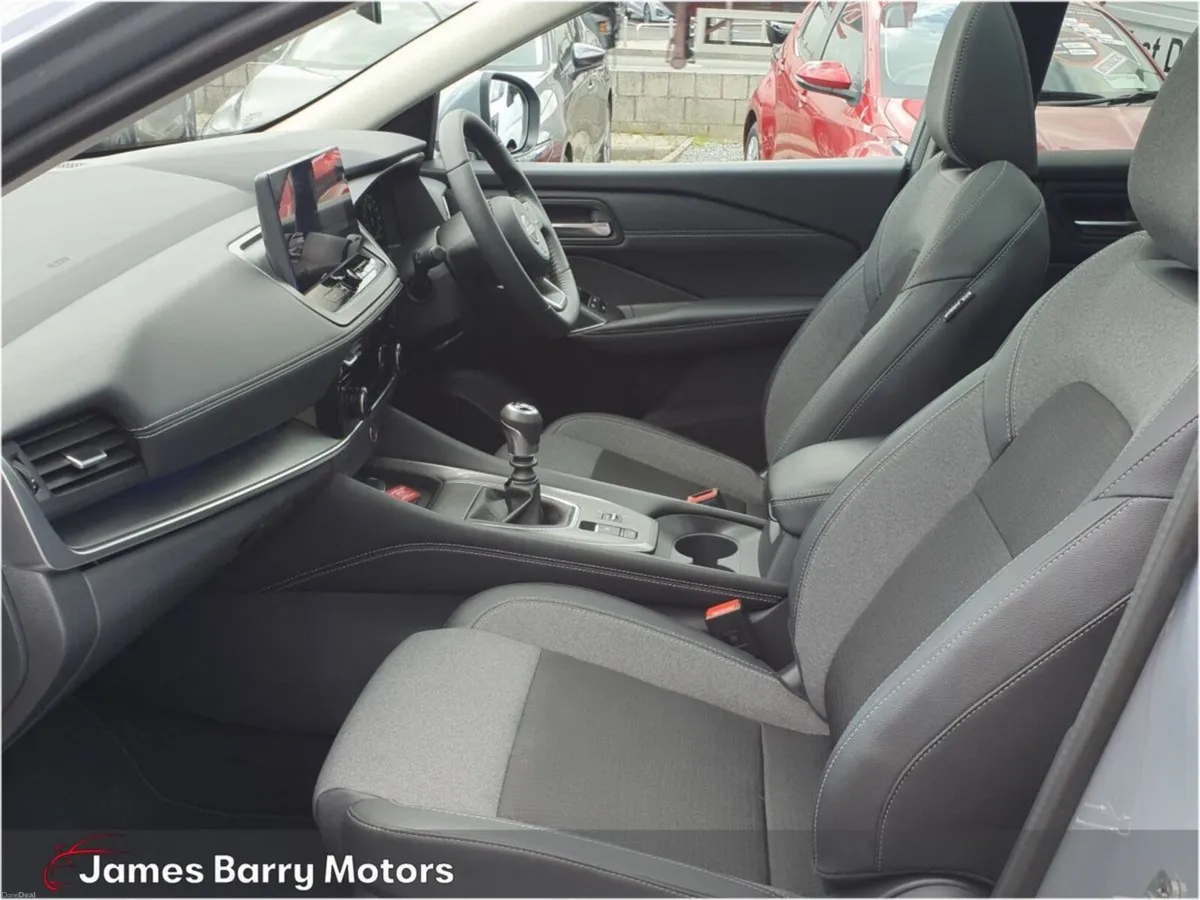 Nissan Qashqai 1.3 PET MILD HYBRID SV PREMIUM // E - Image 4