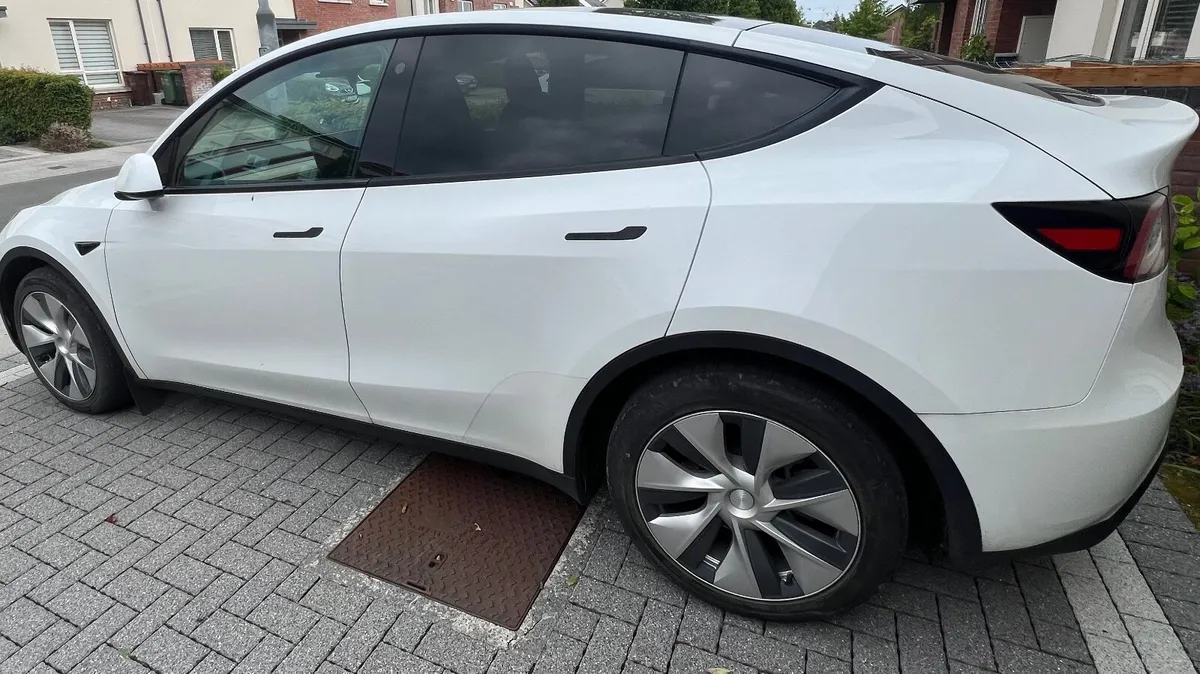 Tesla Model Y 2023 - Image 2