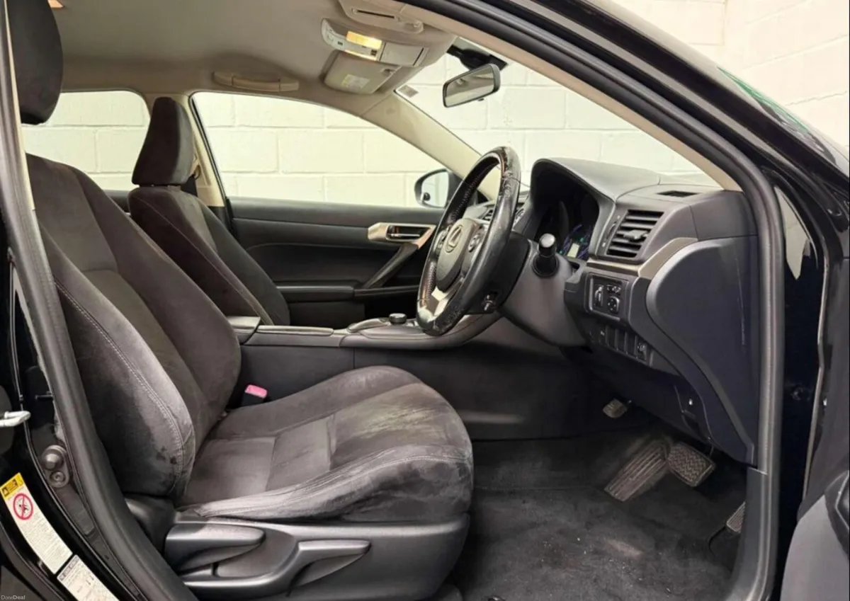 151 Lexus CT 200 H advance . Automatic - Image 2