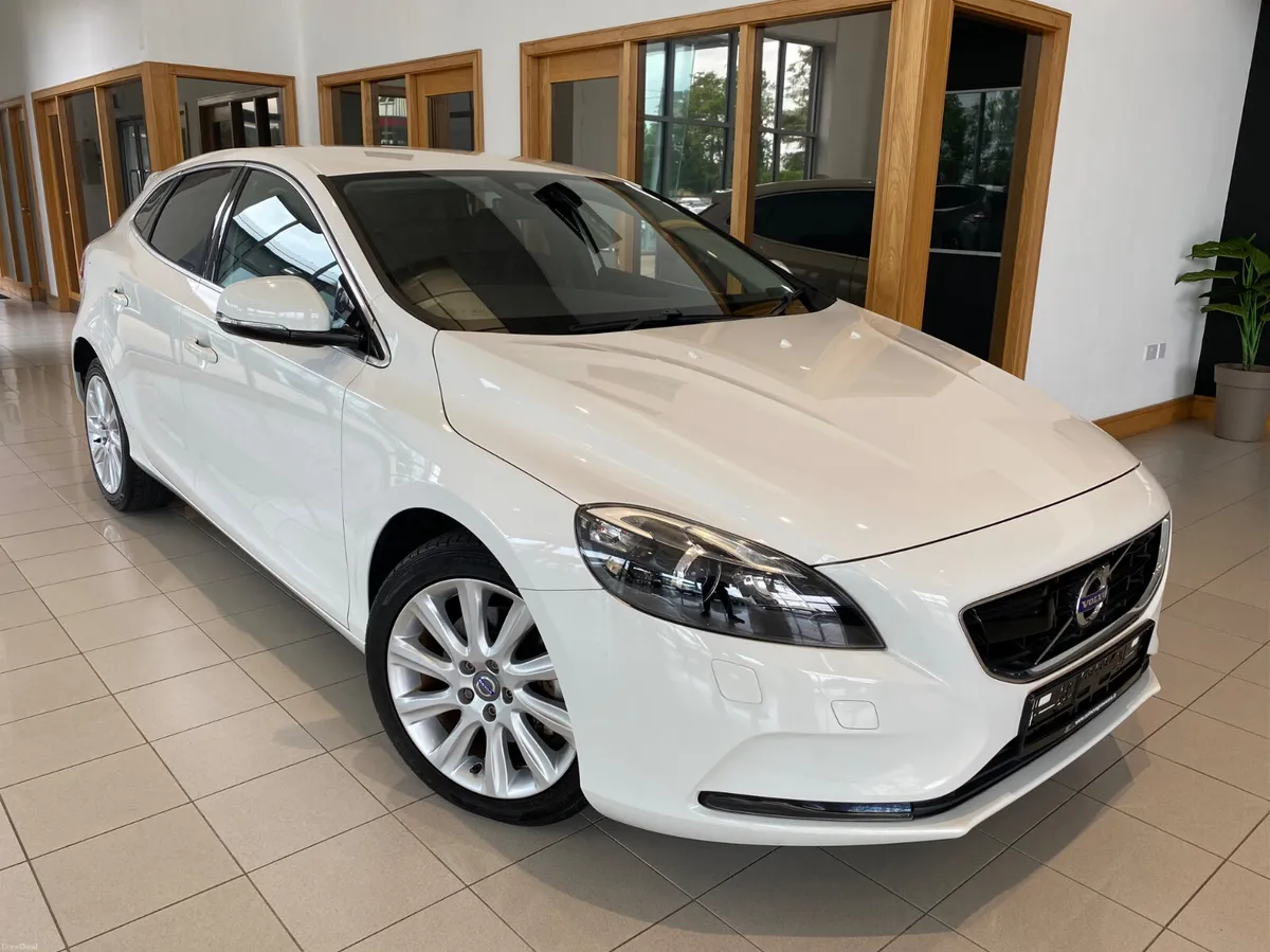 Volvo V40 2015 T4 180HP SE LUX Auto - Image 1