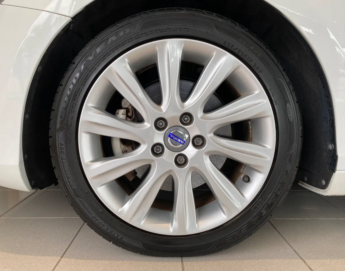 Volvo V40 2015 T4 180HP SE LUX Auto - Image 6