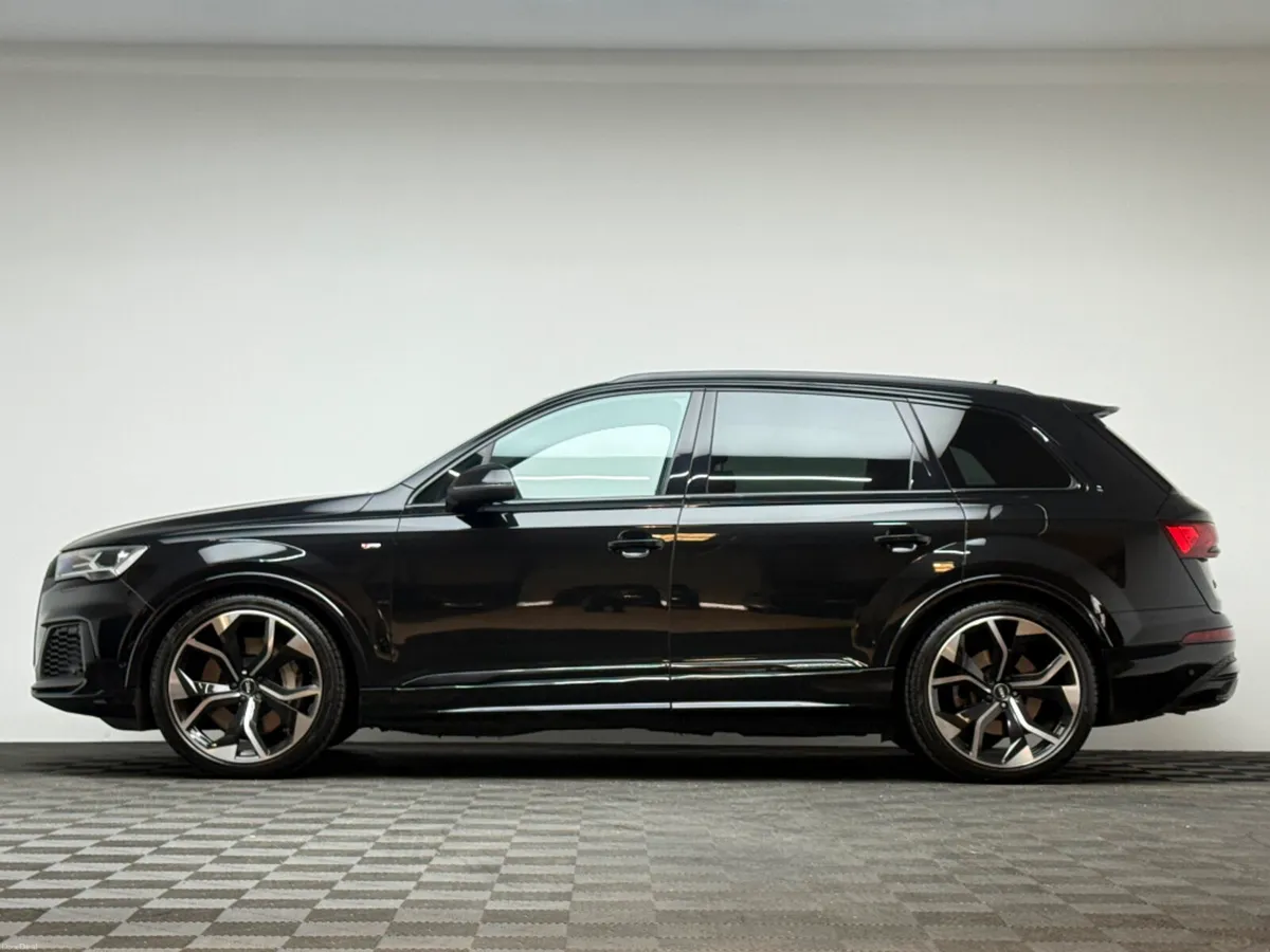 Audi Q7 S LINE BLK ED 55 3.0 TFSI E 381HP - Image 4