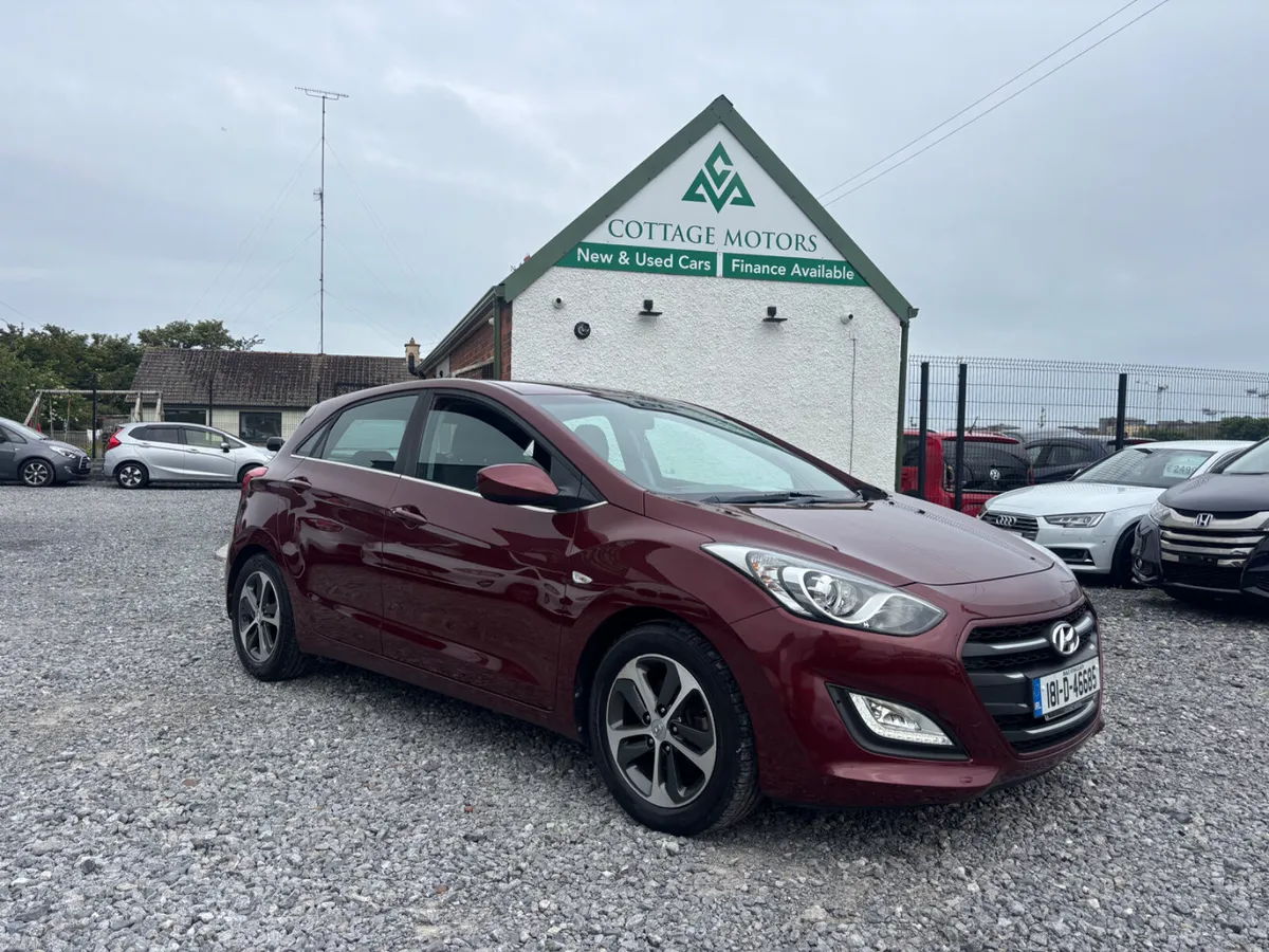 Hyundai i30 Deluxe Diesel *LOW MILEAGE* - Image 2