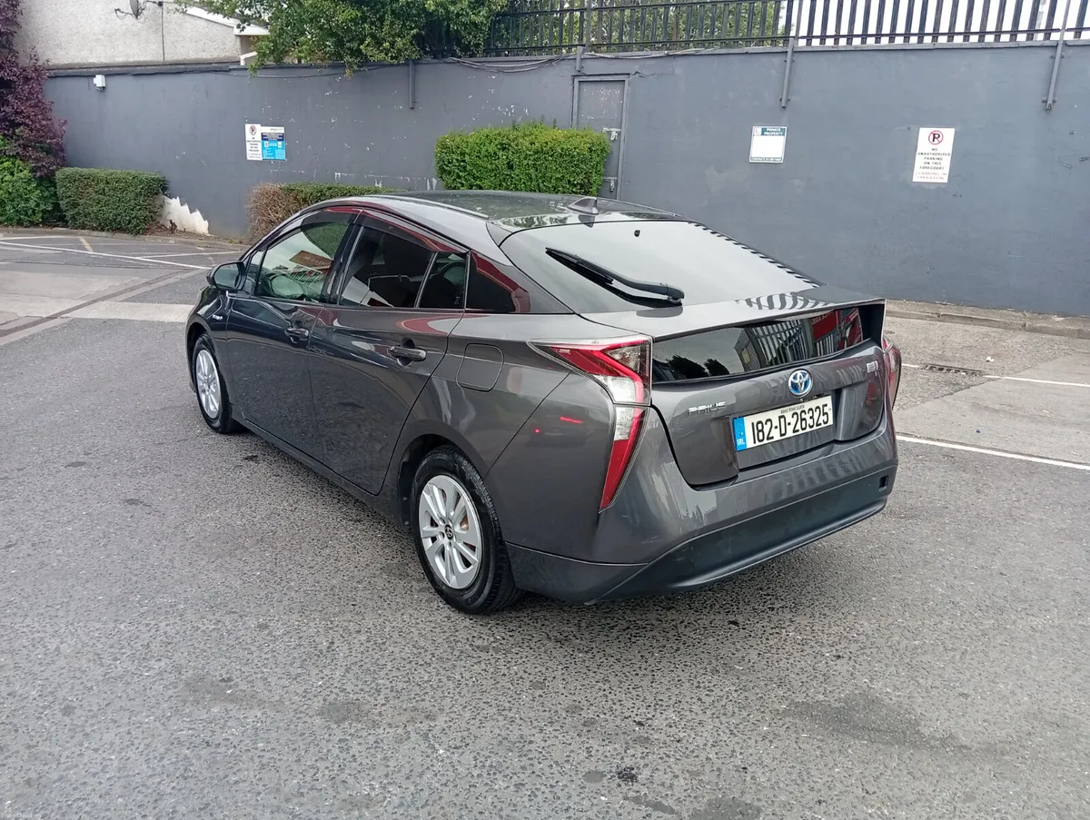 Toyota Prius 2018 hybrid - Image 4
