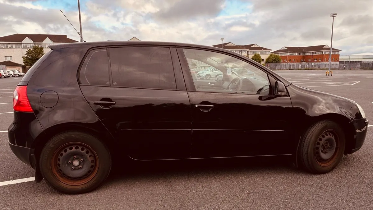 Volkswagen golf  V - Image 2