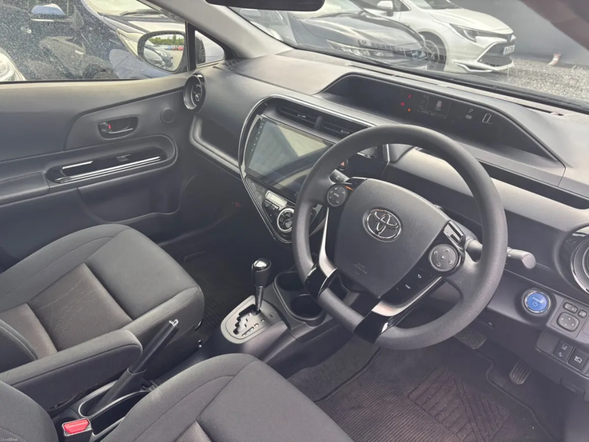 Toyota Aqua HYBRID - Image 5