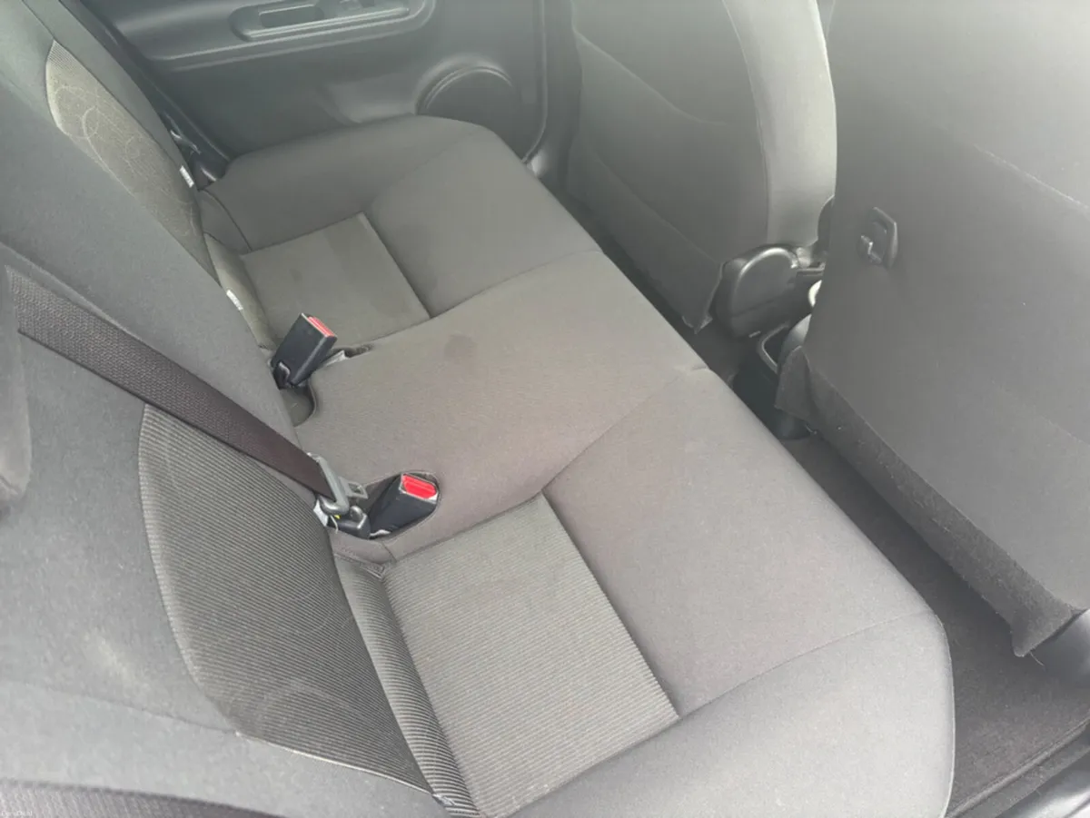 Toyota Aqua HYBRID - Image 6