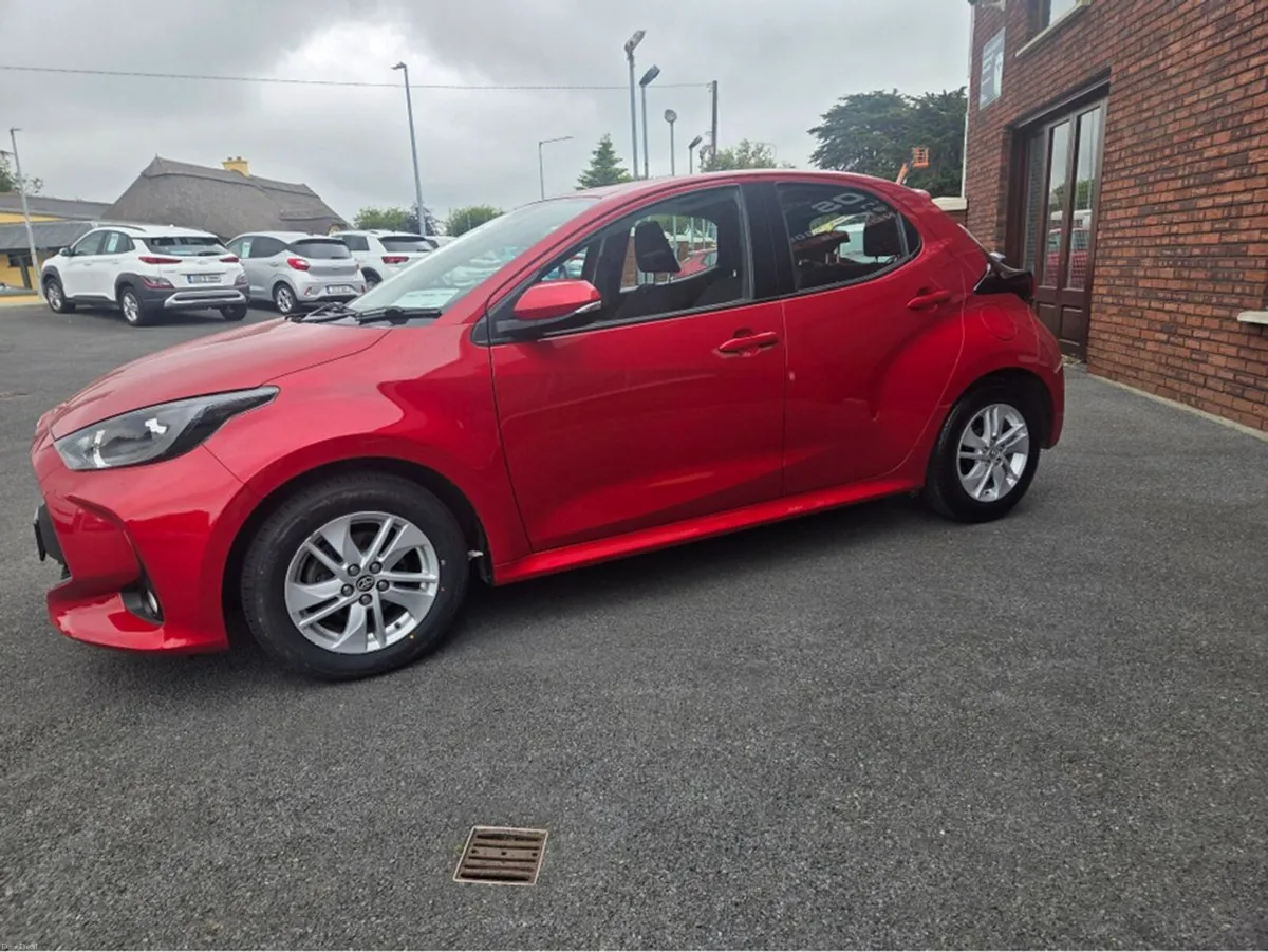 Toyota Yaris 1.0 LUNA 4DR - Image 1