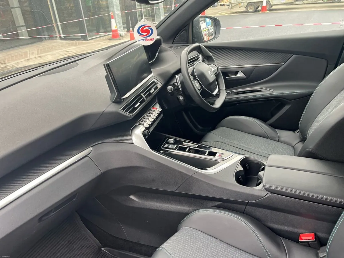 Peugeot 5008 1.2 Hybrid 136bhp E-DCS6 Allure - Image 3