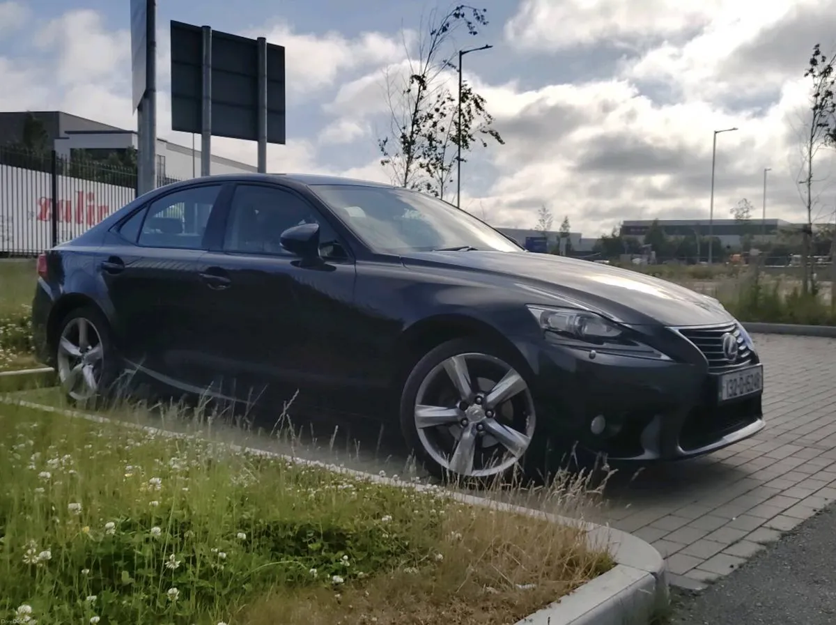 Lexus IS300H Premier - Image 2