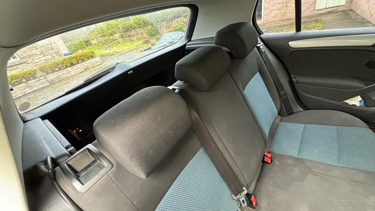 Volkswagen Golf 2011 - Image 2