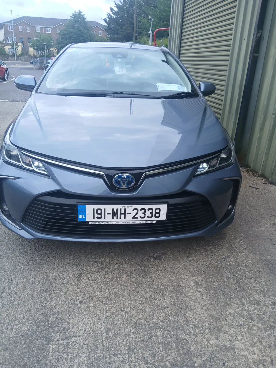 Toyota Corolla hybrid saloon 2019 lady owned - Image 4