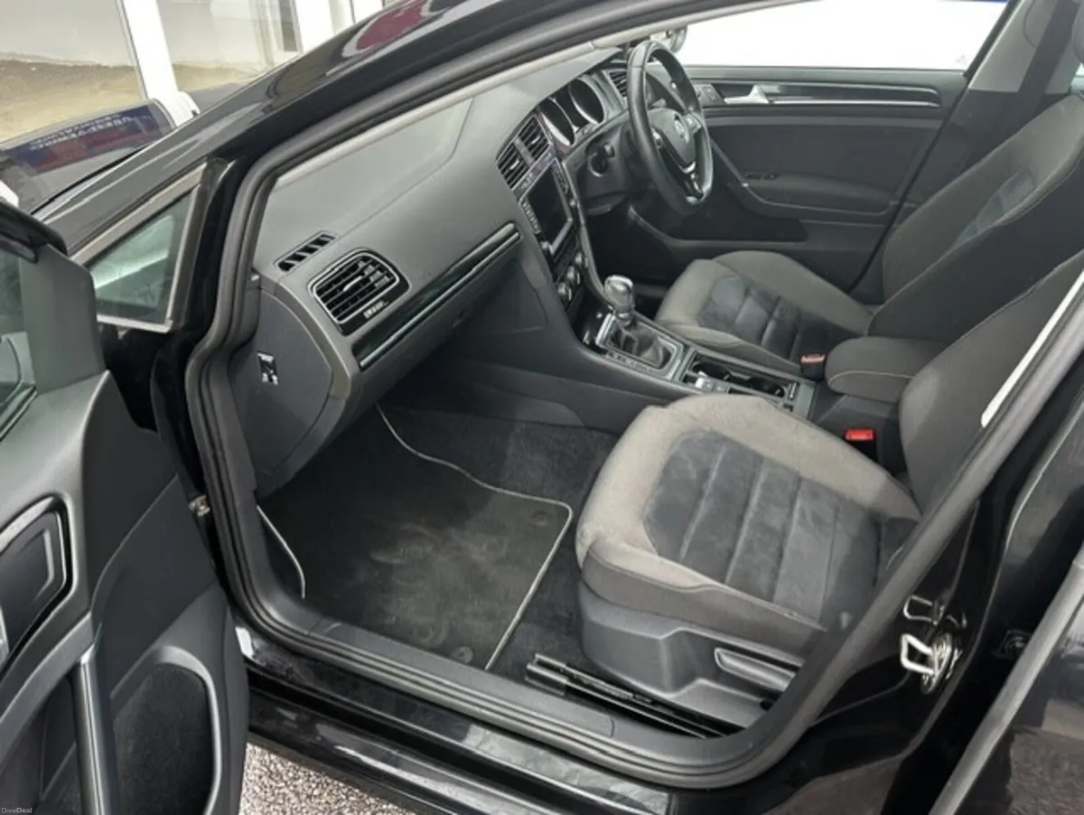 Volkswagen Golf AUTO - Image 5