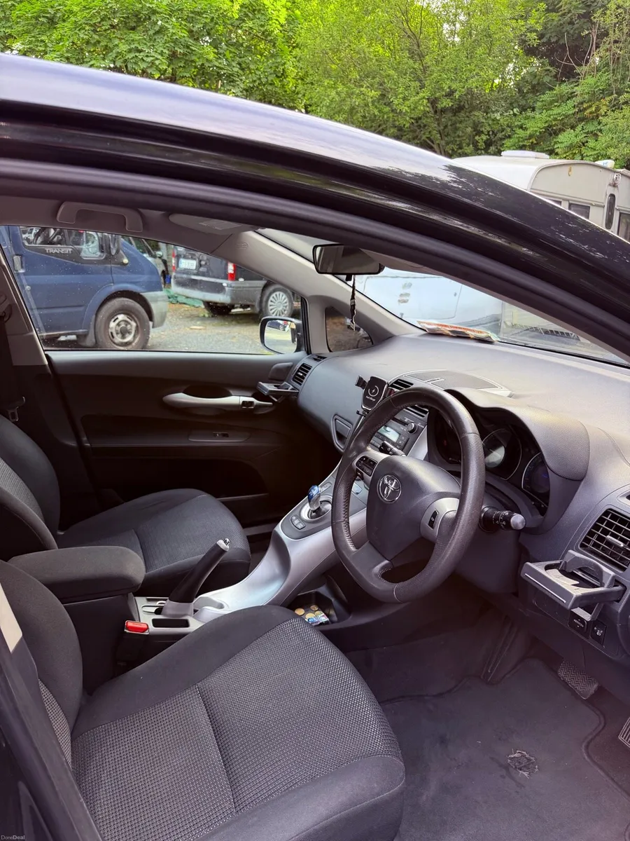 Toyota Auris Hybrid Automatic - Image 5