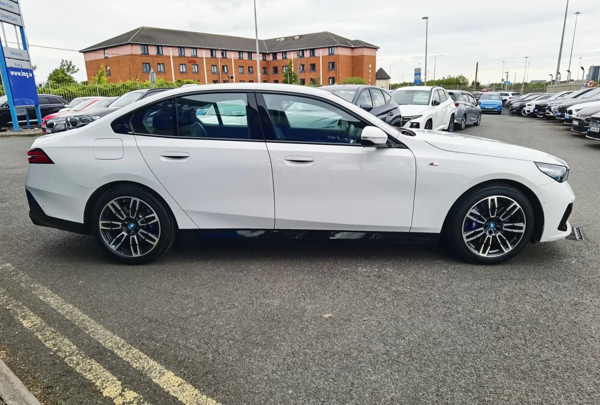 BMW i5 E DRIVE 40 M SPORT 2024 - Image 4