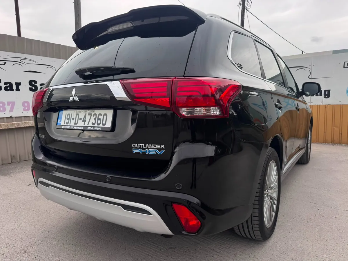 191 Mitsubishi Outlander 2.4L Plug-in EV Intense - Image 3