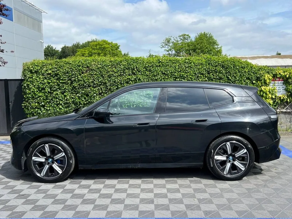 BMW iX XDRIVE40 76.6KWH // PANORAMIC SUNROOF // LE - Image 4
