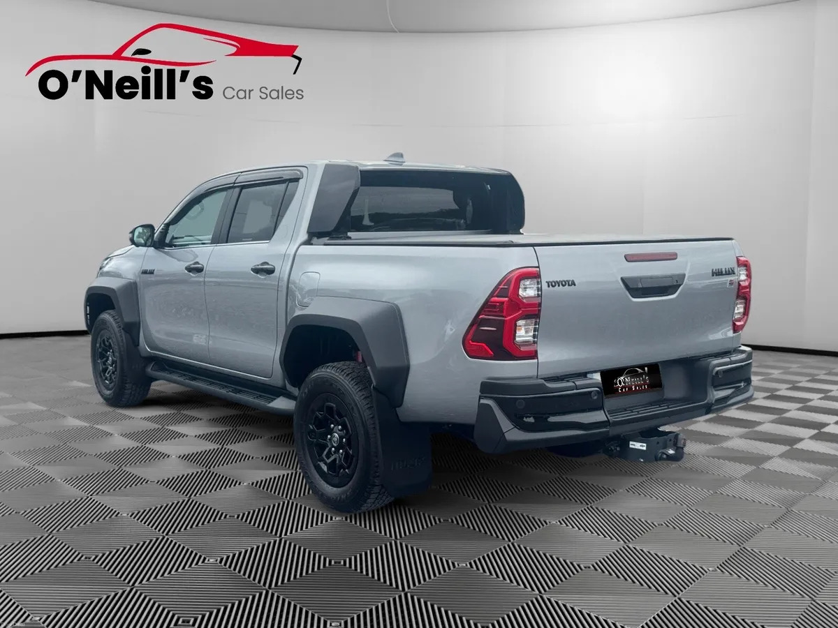 Toyota Hilux 2025 2.8 GR SPORT II #390 - Image 6