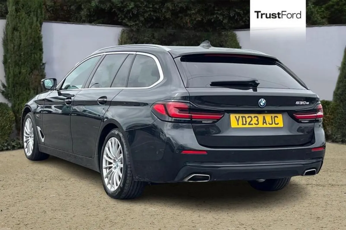 BMW 5-Series SE Touring - Image 2