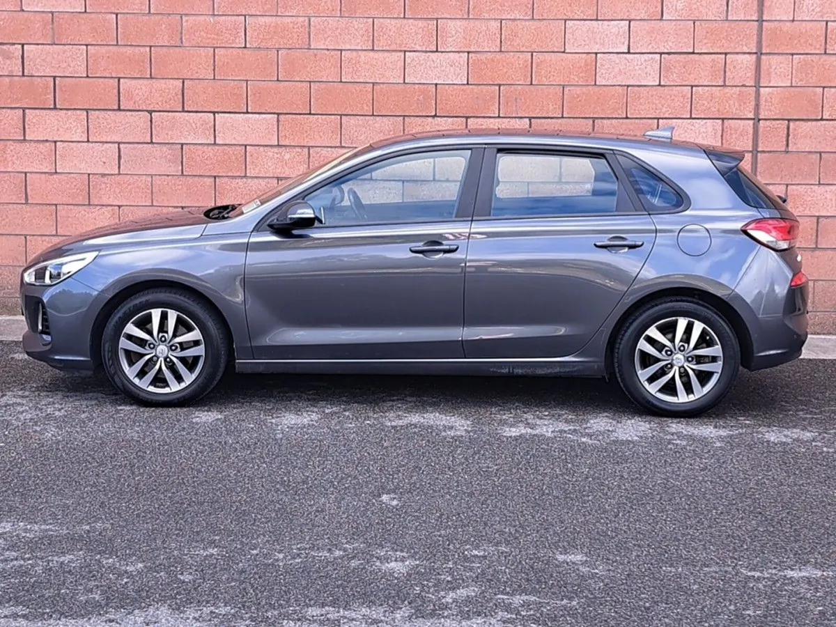 Hyundai i30 Deluxe 1.6 Diesel. - Image 3