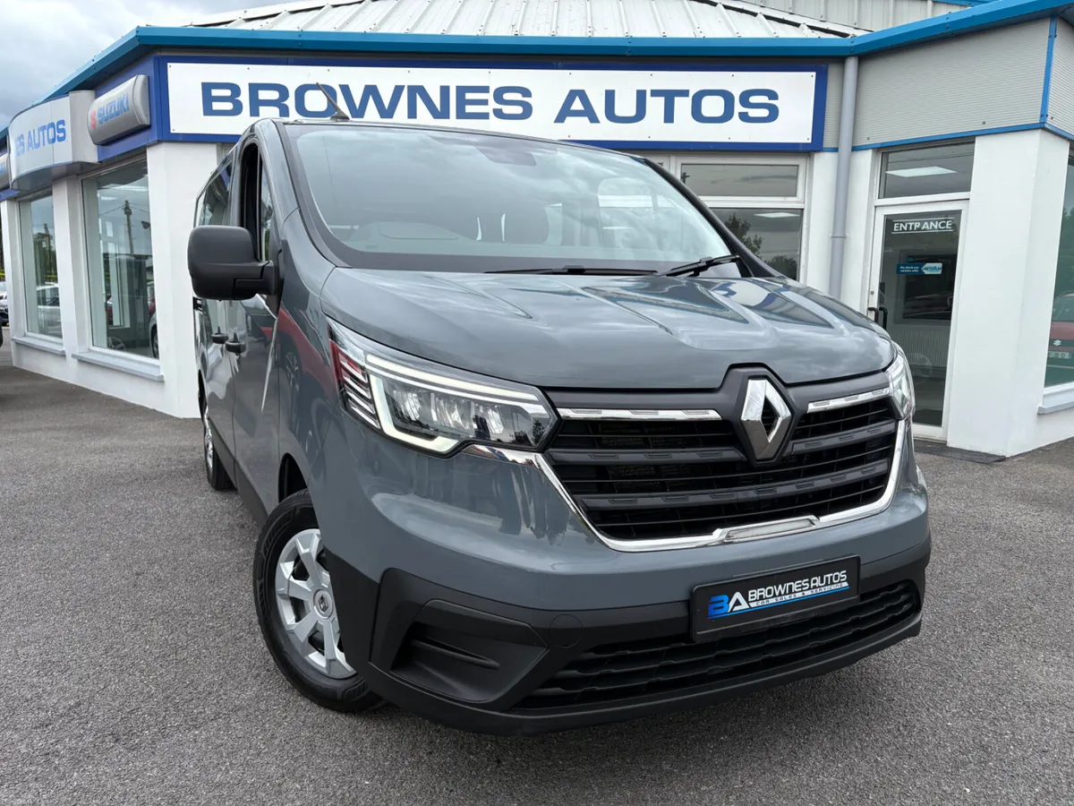 2023 Renault Trafic 9 Seater Bus - Image 4