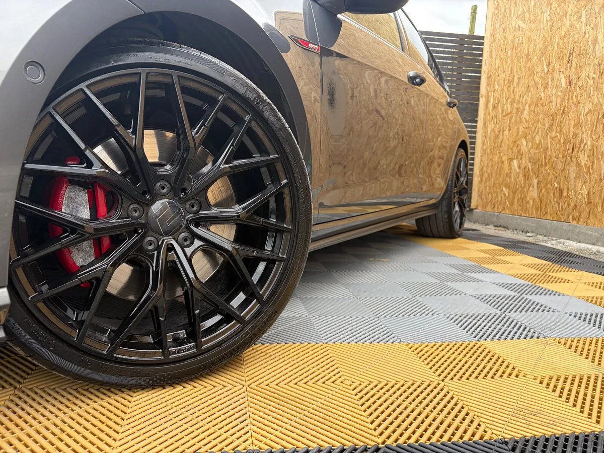 Volkswagen Golf GTI Manual Performance pack - Image 2