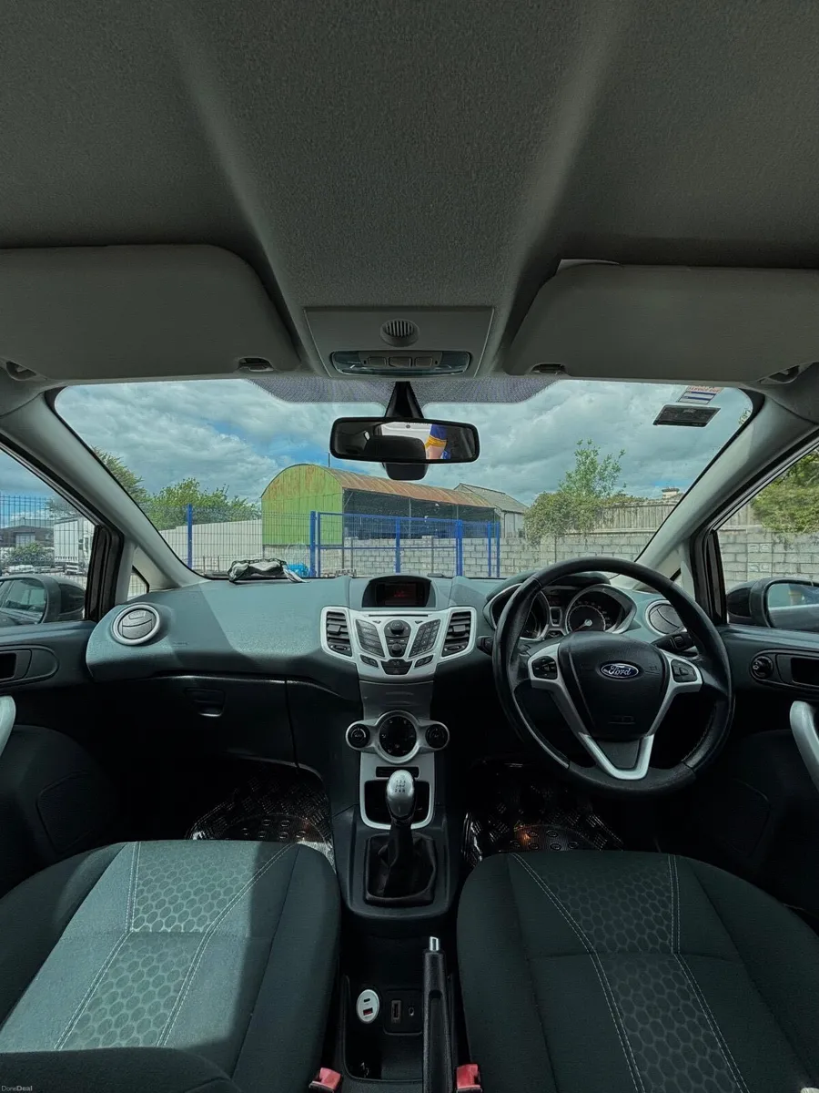 Ford Fiesta 2010 - Image 2