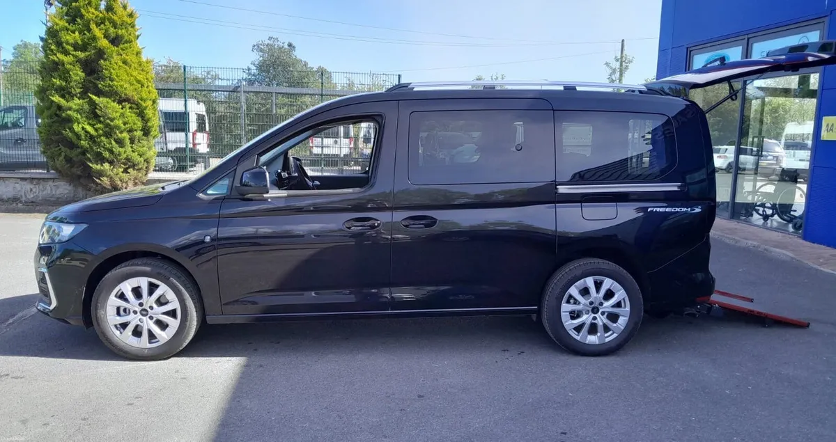 Wheelchair Taxi Ford Tourneo Connect 262 - Image 3